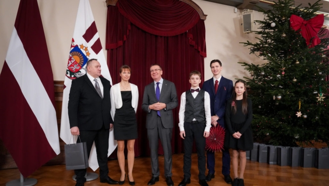 Mežinsku ģimene (mamma, tētis un 3 bērni) kopā ar prezidentu Edgaru Rinkēviču prezidenta pilī.