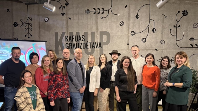 Latgales remigrantu tīklošanās pasākuma dalībnieku kopbilde kafijas grauzdētavā "Kuup".