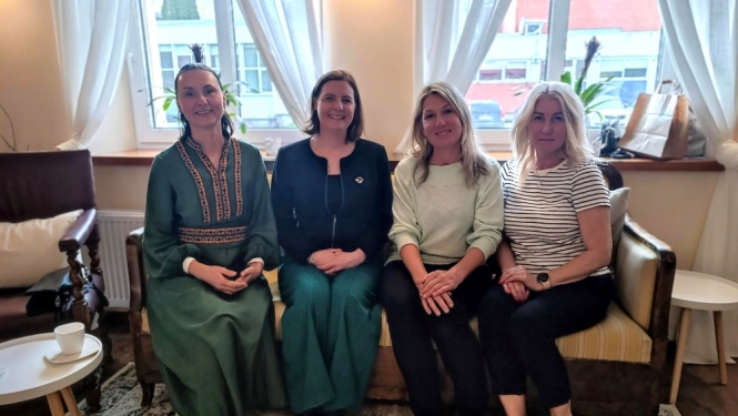 Tikšanās dalībnieku kopbilde ar Īrijas vēstnieci Latvijā Īmeru Frīlu (otrā no kreisās).