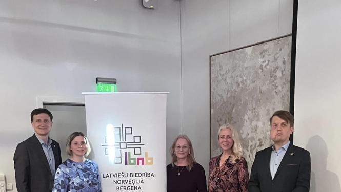 Kurzemes reģiona remigrācijas koordinatore Agnese Berģe (otrā no labās) kopā ar semināra “Remigrācija un profesionālais dienests Nacionālajos bruņotajos spēkos” organizatoriem Bergenā, Norvēģijā.