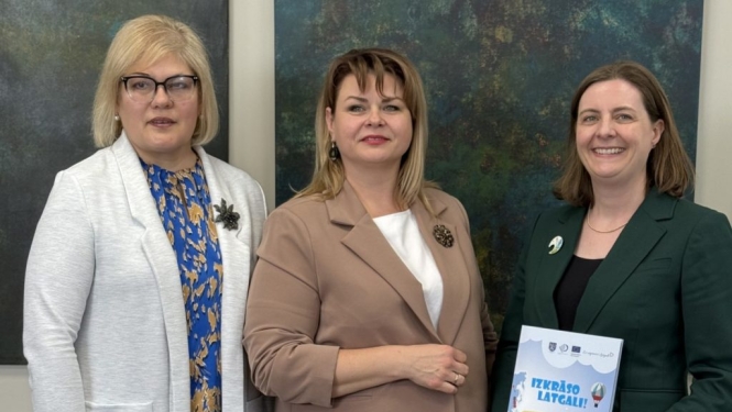 Tikšanās dalībnieku kopbilde (no kreisās): Latgales plānošanas reģiona pārstāves Ingrīda Bernāne un Ruta Priede, Īrijas vēstniece Latvijā Īmera Frīla.