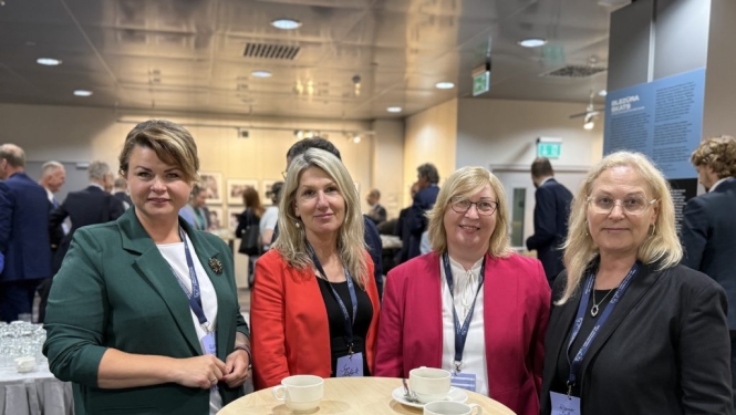 No kreisās: Latgales reģiona remigrācijas koordinatore Ruta Priede, Vidzemes reģiona remigrācijas koordinatore Inga Madžule, Ārlietu ministrijas pārstāve Maija Bilsēna un Rīgas reģiona remigrācijas koordinatore Daina Šulca 2025. gada Pasaules latviešu ekonomikas un inovāciju forumā Rīgā.