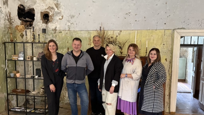 Latvijas radio 1 12. septembra raidījuma “Kā labāk dzīvot” dalībnieku komanda Ārdavas muižā.