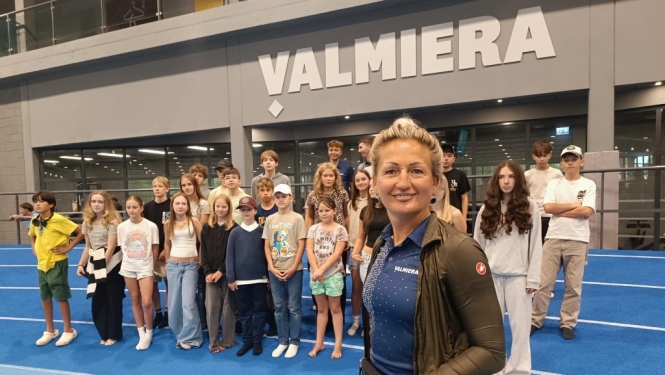 Remigrante Jolanta Dukure Valmieras stadionā vada sporta aktivitāti diasporas bērniem, stiprinot saikni ar Latviju caur sportu.