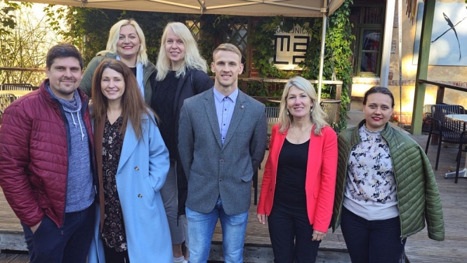 Latvijas Radio 1 raidījuma “Kā labāk dzīvot” dalībnieku komanda Cēsīs Mākslas telpā MALA.