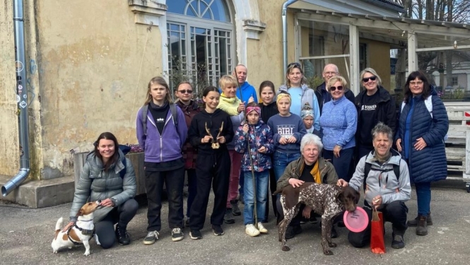 Remigrantu pasākuma “Manas mājas Vidzemē” Mātes dienas pārgājiena dalībnieku kopbilde Ērgļos kopā ar Māri Olti.