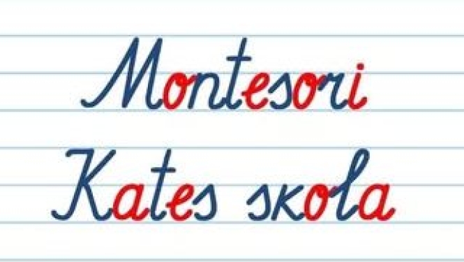 Rokraksta stila uzraksts "Montesori Kates skola" zilā krāsā ar sarkaniem akcentiem uz līniju fona.