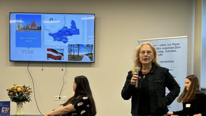 Rīgas plānošanas reģiona remigrācijas koordinatore 2025. gada pasākumā “Rīga – manas mājas”.