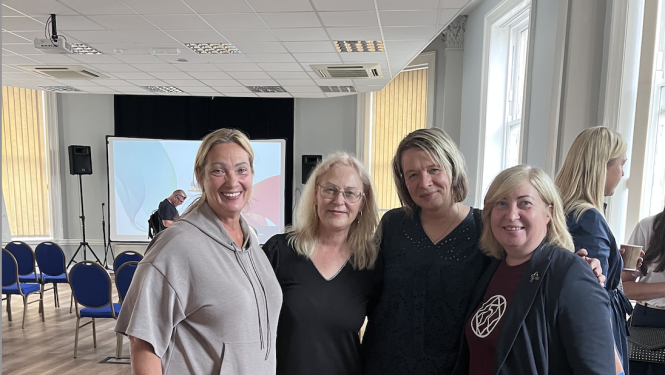 Lielbritānijas remigrante Vineta Zālīte, Rīgas reģiona remigrācijas koordinatore Daina Šulca, tautiete Lielbritānijā Edīte Malvesa un Ārlietu ministrijas pārstāve Maija Bilsēna forumā “Dzīve starp divām pasaulēm – kā atgriezties Latvijā un saplānot nākotni” Bradfordā, Lielbritānijā.