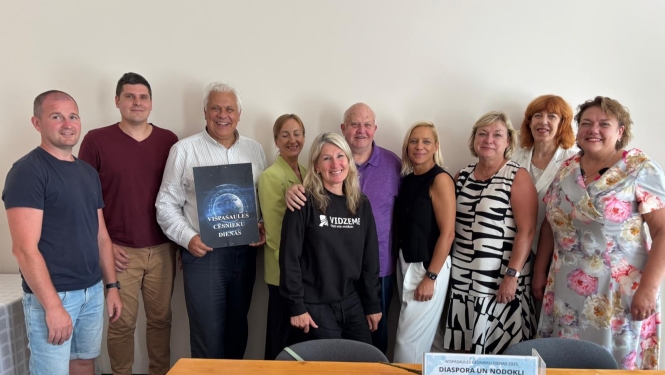 Vidzemes reģiona remigrācijas koordinatore Inga Madžule kopā ar sarunas “Diaspora un nodokļi” dalībniekiem Vispasaules cēsnieku dienu ietvaros Cēsīs.