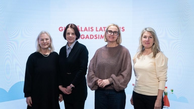 Četras sievietes studijā raidījuma “Globālais latvietis” laikā, diskutējot par remigrāciju un atgriešanos Latvijā