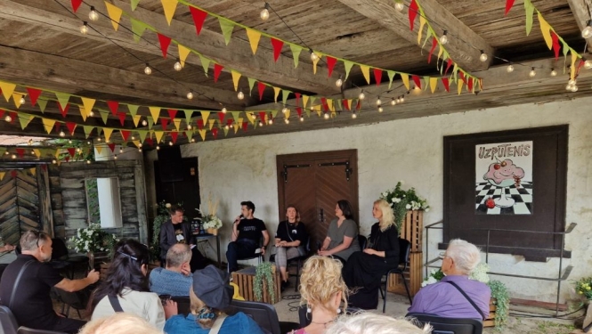 Kurzemes reģiona remigrācijas koordinatore Agnese Berģe piedalās diskusijā Aizputes svētku laikā, uzsverot remigrācijas nozīmi un atbalsta resursus Kurzemē.