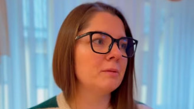 Sieviete ar brillēm