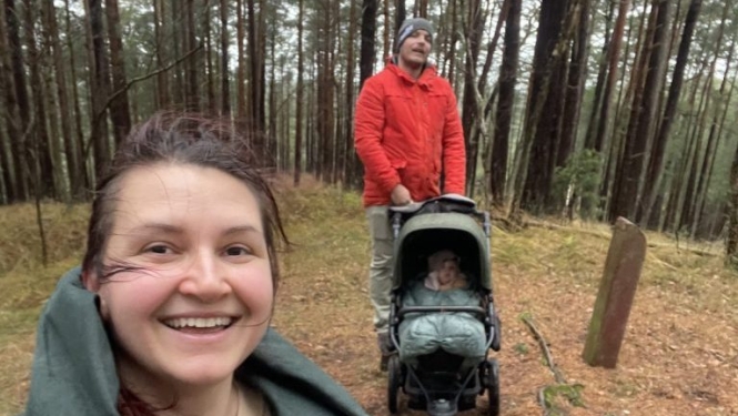 Ģimene pastaigā mežā