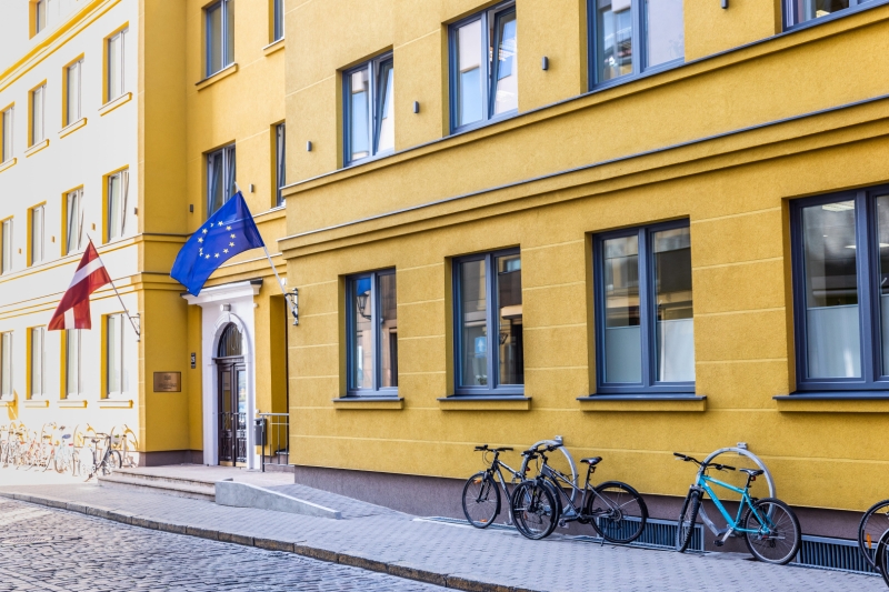 Ministrijas piekļustamības attēls ar dzeltenu ēku