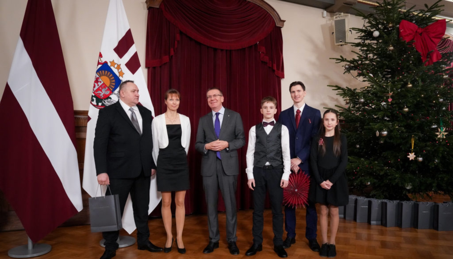 Mežinsku ģimene (mamma, tētis un 3 bērni) kopā ar prezidentu Edgaru Rinkēviču prezidenta pilī.