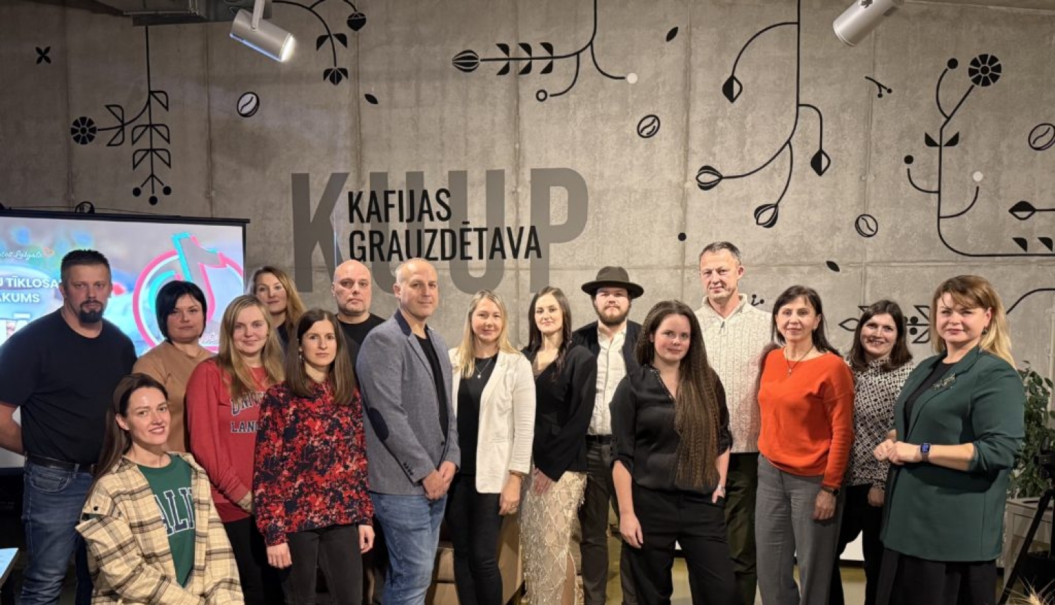 Latgales remigrantu tīklošanās pasākuma dalībnieku kopbilde kafijas grauzdētavā "Kuup".