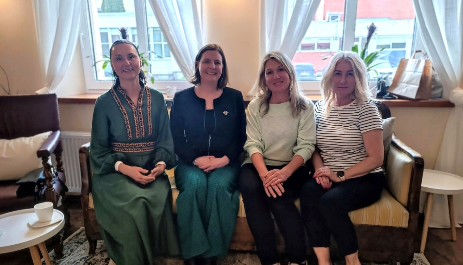 Tikšanās dalībnieku kopbilde ar Īrijas vēstnieci Latvijā Īmeru Frīlu (otrā no kreisās).