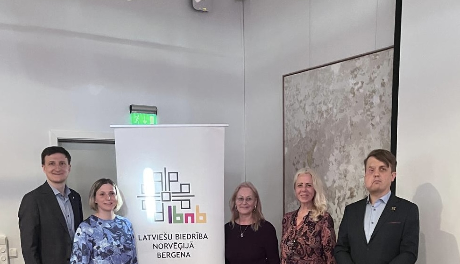 Kurzemes reģiona remigrācijas koordinatore Agnese Berģe (otrā no labās) kopā ar semināra “Remigrācija un profesionālais dienests Nacionālajos bruņotajos spēkos” organizatoriem Bergenā, Norvēģijā.