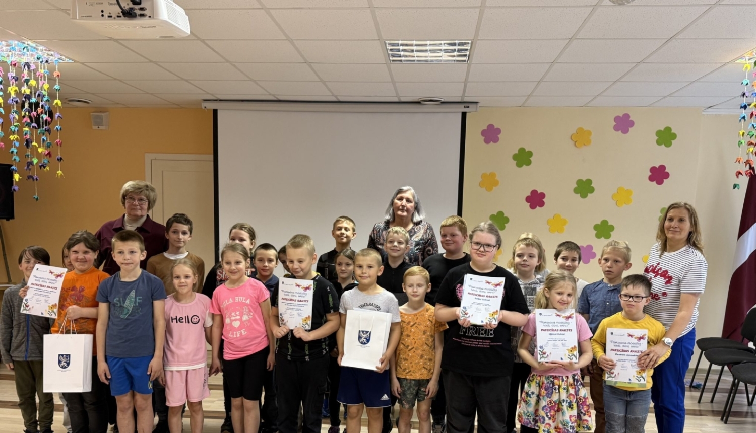 Latgales reģiona bērnu radošā konkursa “Pavasara mozaīka – radi, dari, svini!” uzvarētāju kopbilde.