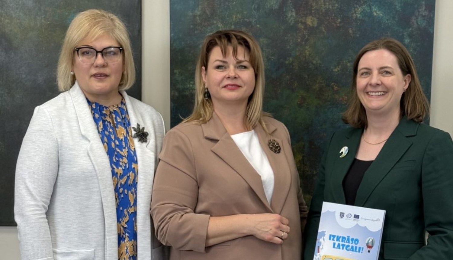 Tikšanās dalībnieku kopbilde (no kreisās): Latgales plānošanas reģiona pārstāves Ingrīda Bernāne un Ruta Priede, Īrijas vēstniece Latvijā Īmera Frīla.