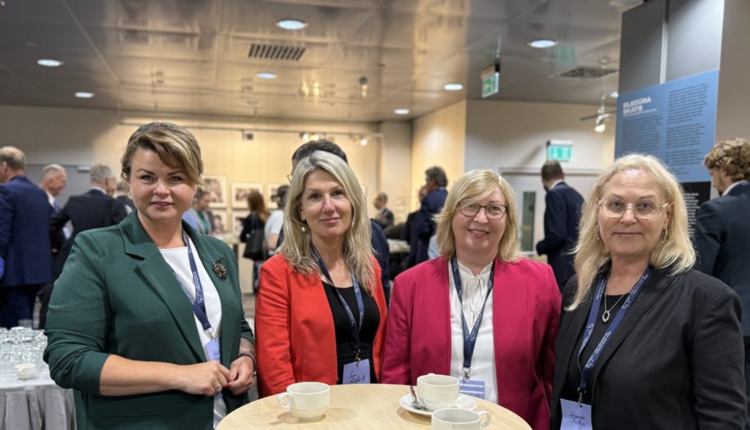 No kreisās: Latgales reģiona remigrācijas koordinatore Ruta Priede, Vidzemes reģiona remigrācijas koordinatore Inga Madžule, Ārlietu ministrijas pārstāve Maija Bilsēna un Rīgas reģiona remigrācijas koordinatore Daina Šulca 2025. gada Pasaules latviešu ekonomikas un inovāciju forumā Rīgā.