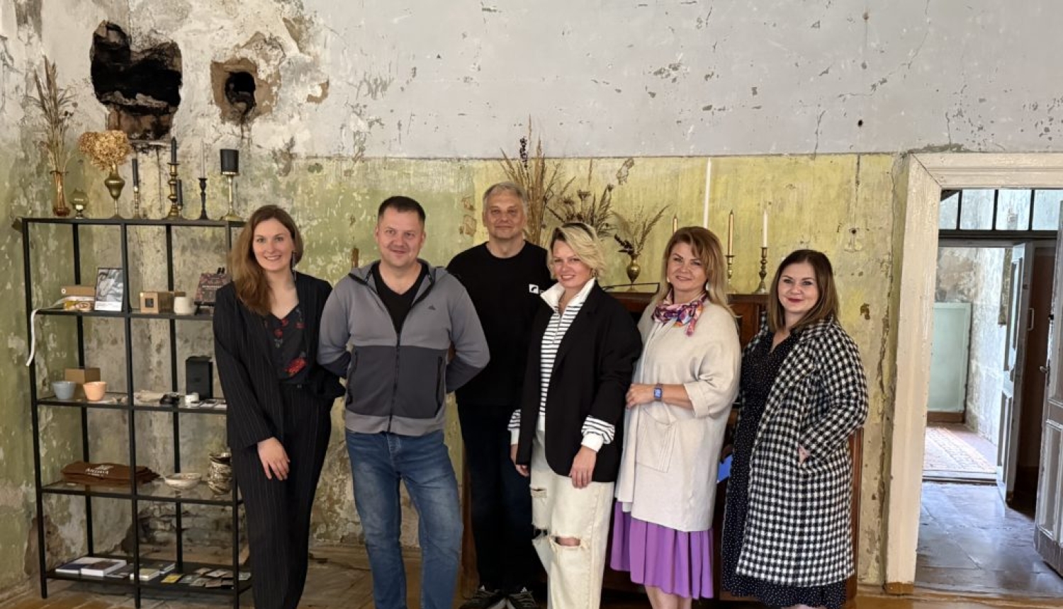 Latvijas radio 1 12. septembra raidījuma “Kā labāk dzīvot” dalībnieku komanda Ārdavas muižā.