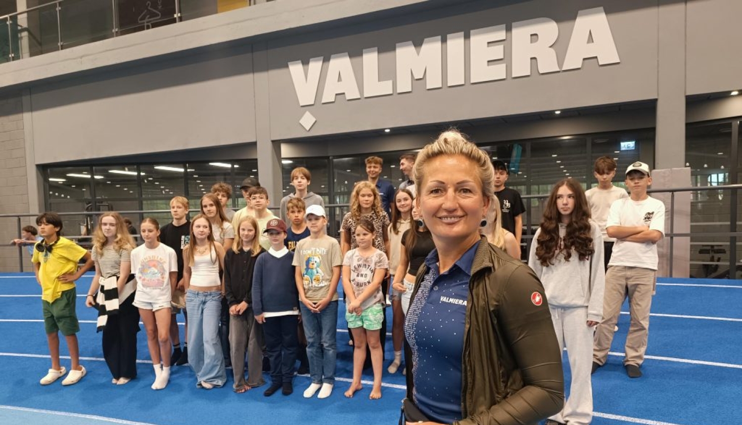 Remigrante Jolanta Dukure Valmieras stadionā vada sporta aktivitāti diasporas bērniem, stiprinot saikni ar Latviju caur sportu.