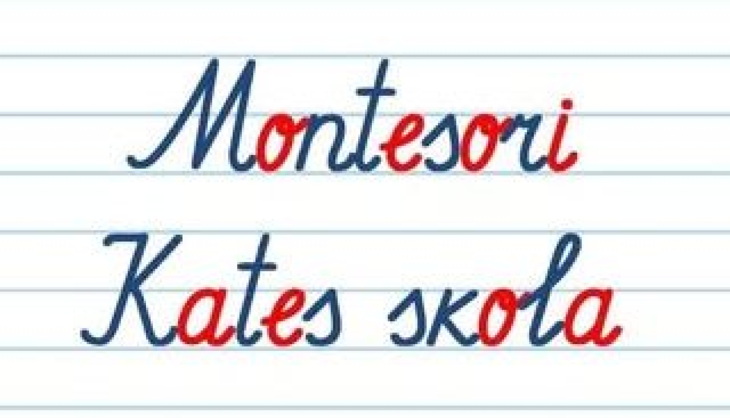 Rokraksta stila uzraksts "Montesori Kates skola" zilā krāsā ar sarkaniem akcentiem uz līniju fona.
