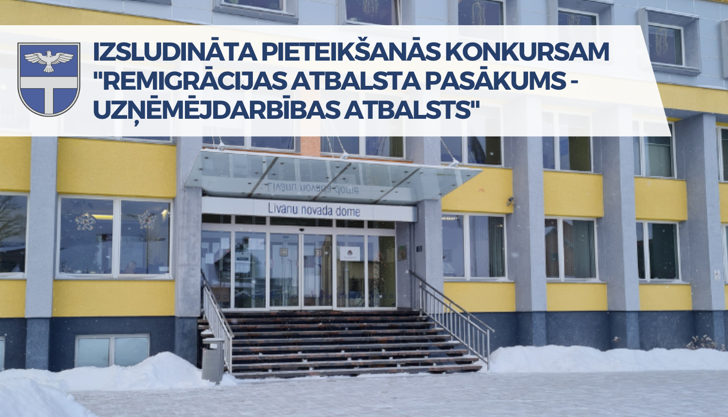 Līvānu novada domes ēkas attēls dzelteni pelēkos toņos ziemā ar tekstu: Izsludināta pieteikšanās konkursam „Remigrācijas atbalsta pasākums – uzņēmējdarbības atbalsts”.