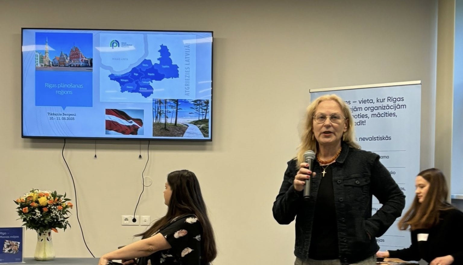 Rīgas plānošanas reģiona remigrācijas koordinatore 2025. gada pasākumā “Rīga – manas mājas”.