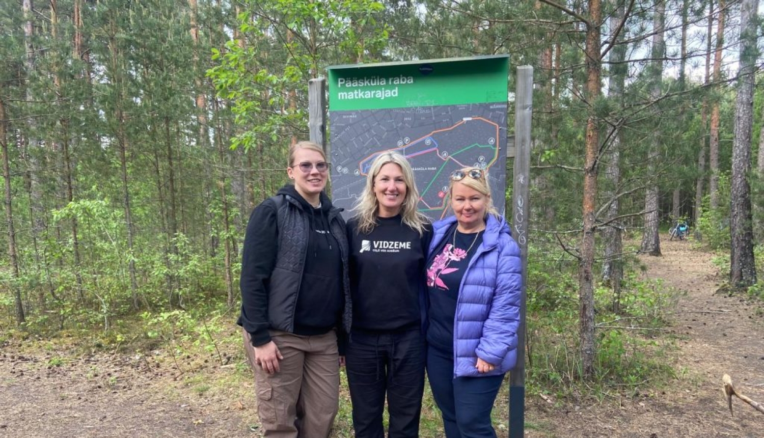 Vidzemes reģiona un Igaunijas remigrācijas koordinatori pasākumā Igaunijā dodas pārgājienā pa Pääsküla purva taku.