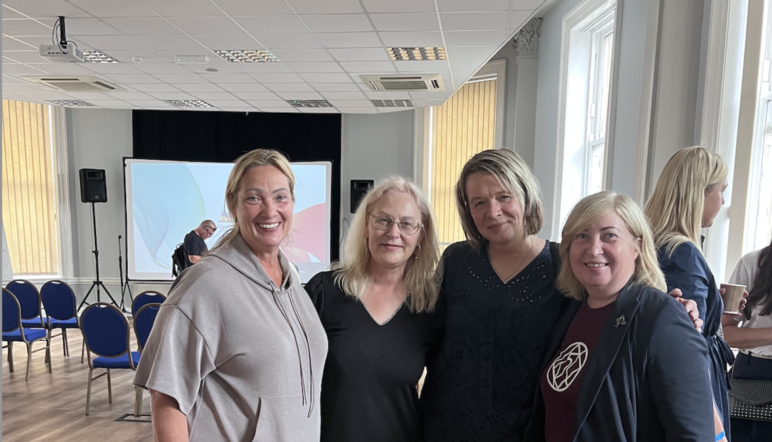 Lielbritānijas remigrante Vineta Zālīte, Rīgas reģiona remigrācijas koordinatore Daina Šulca, tautiete Lielbritānijā Edīte Malvesa un Ārlietu ministrijas pārstāve Maija Bilsēna forumā “Dzīve starp divām pasaulēm – kā atgriezties Latvijā un saplānot nākotni” Bradfordā, Lielbritānijā.