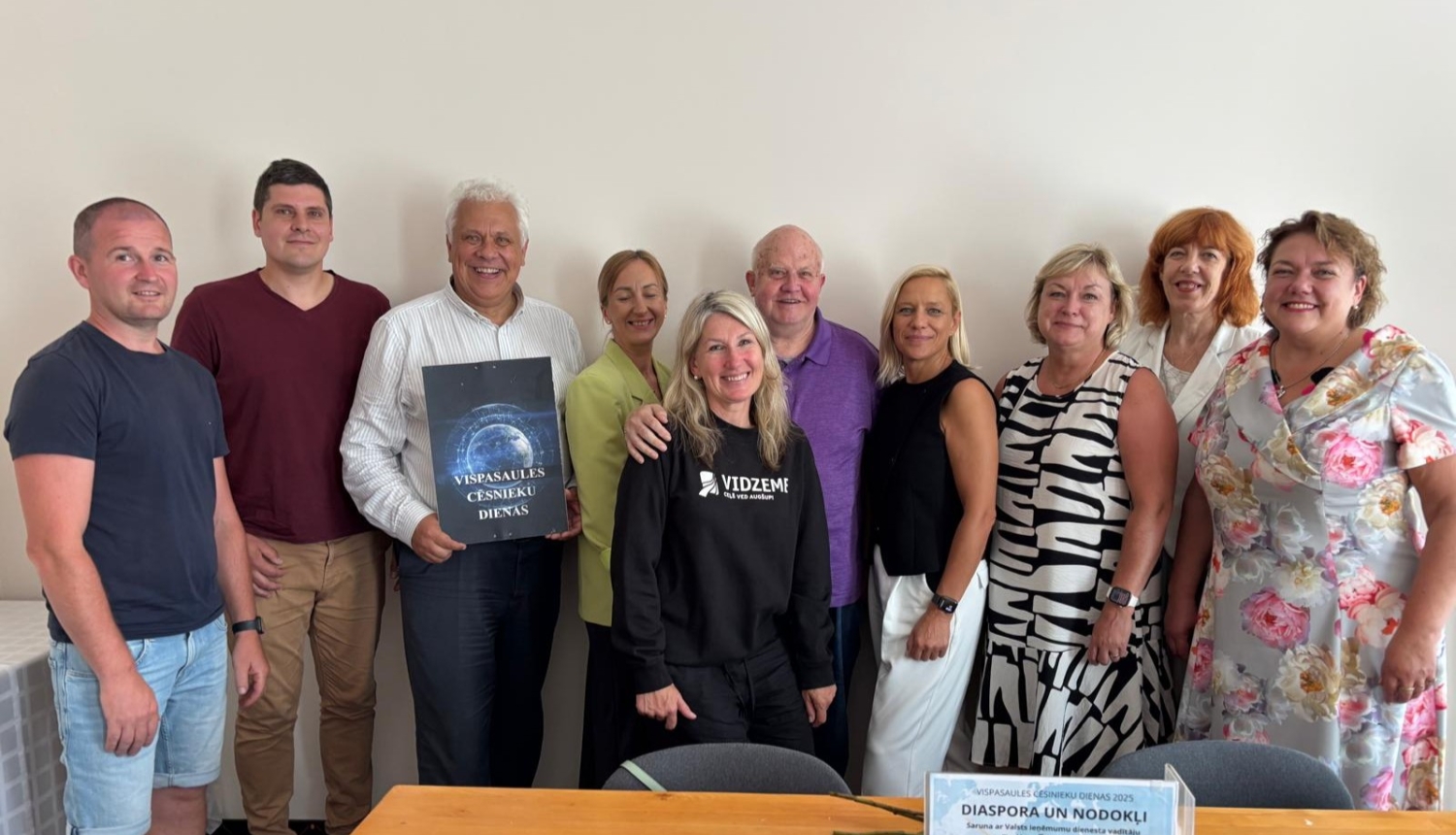 Vidzemes reģiona remigrācijas koordinatore Inga Madžule kopā ar sarunas “Diaspora un nodokļi” dalībniekiem Vispasaules cēsnieku dienu ietvaros Cēsīs.
