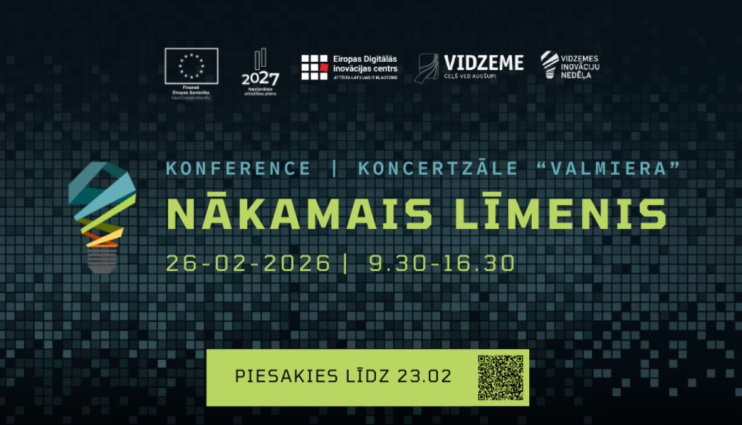 Konferences “Nākamais līmenis” vizuālais plakāts. Tumšs, digitāls fons ar pikseļu rakstu un stilizētu spuldzes–spirāles ikonu
