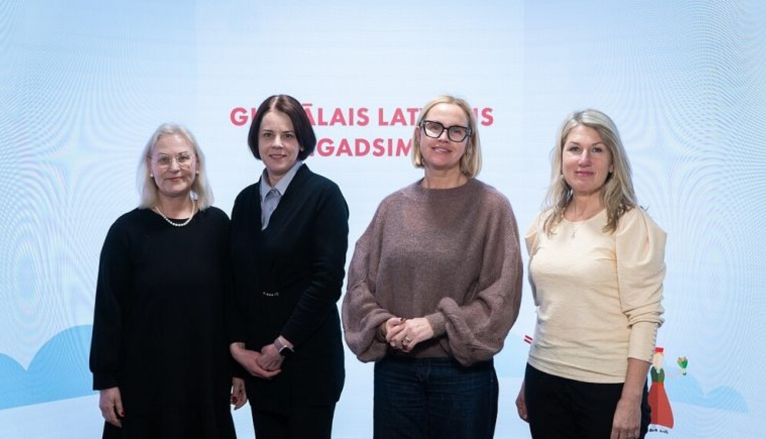 Četras sievietes studijā raidījuma “Globālais latvietis” laikā, diskutējot par remigrāciju un atgriešanos Latvijā