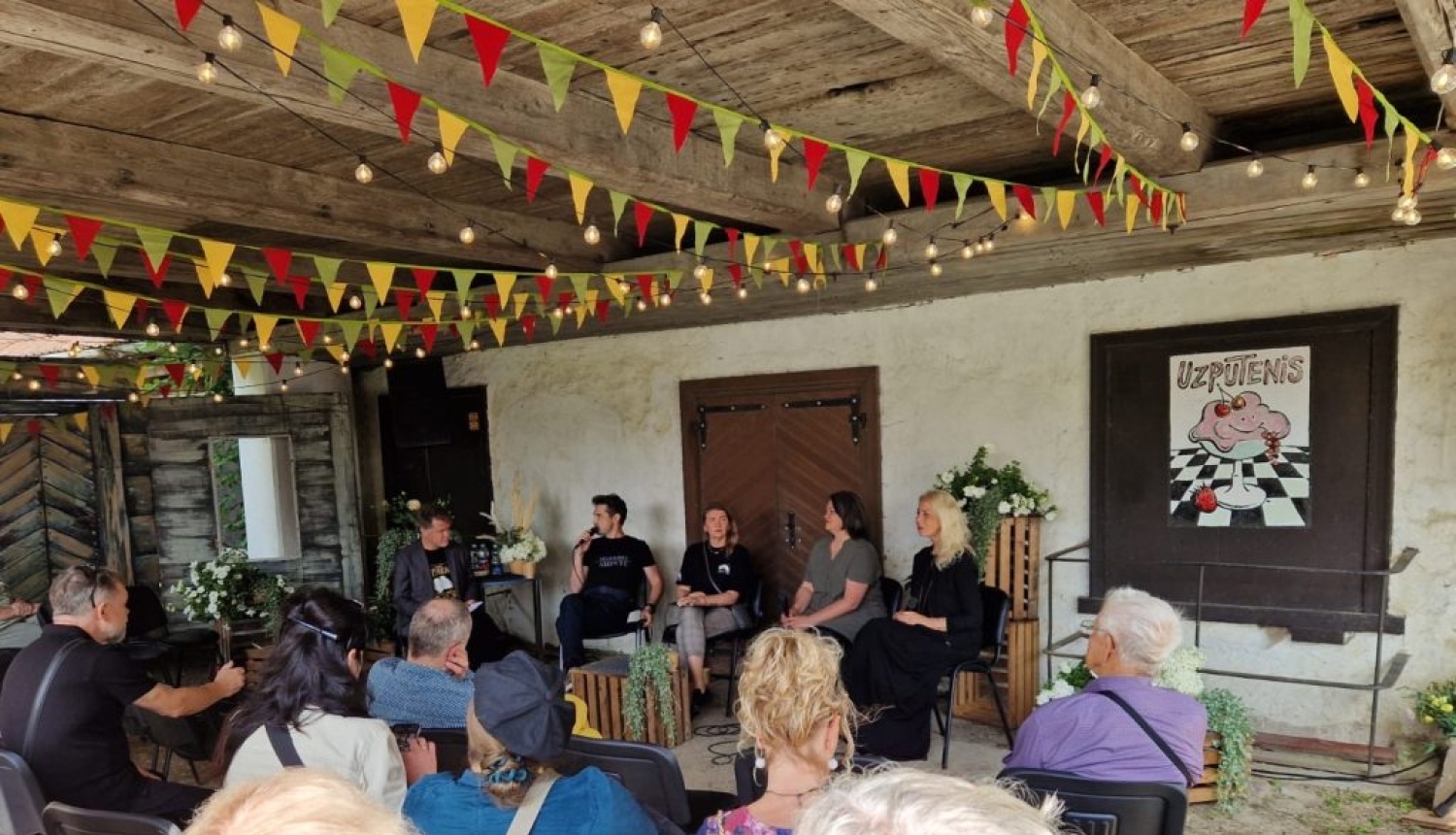 Kurzemes reģiona remigrācijas koordinatore Agnese Berģe piedalās diskusijā Aizputes svētku laikā, uzsverot remigrācijas nozīmi un atbalsta resursus Kurzemē.