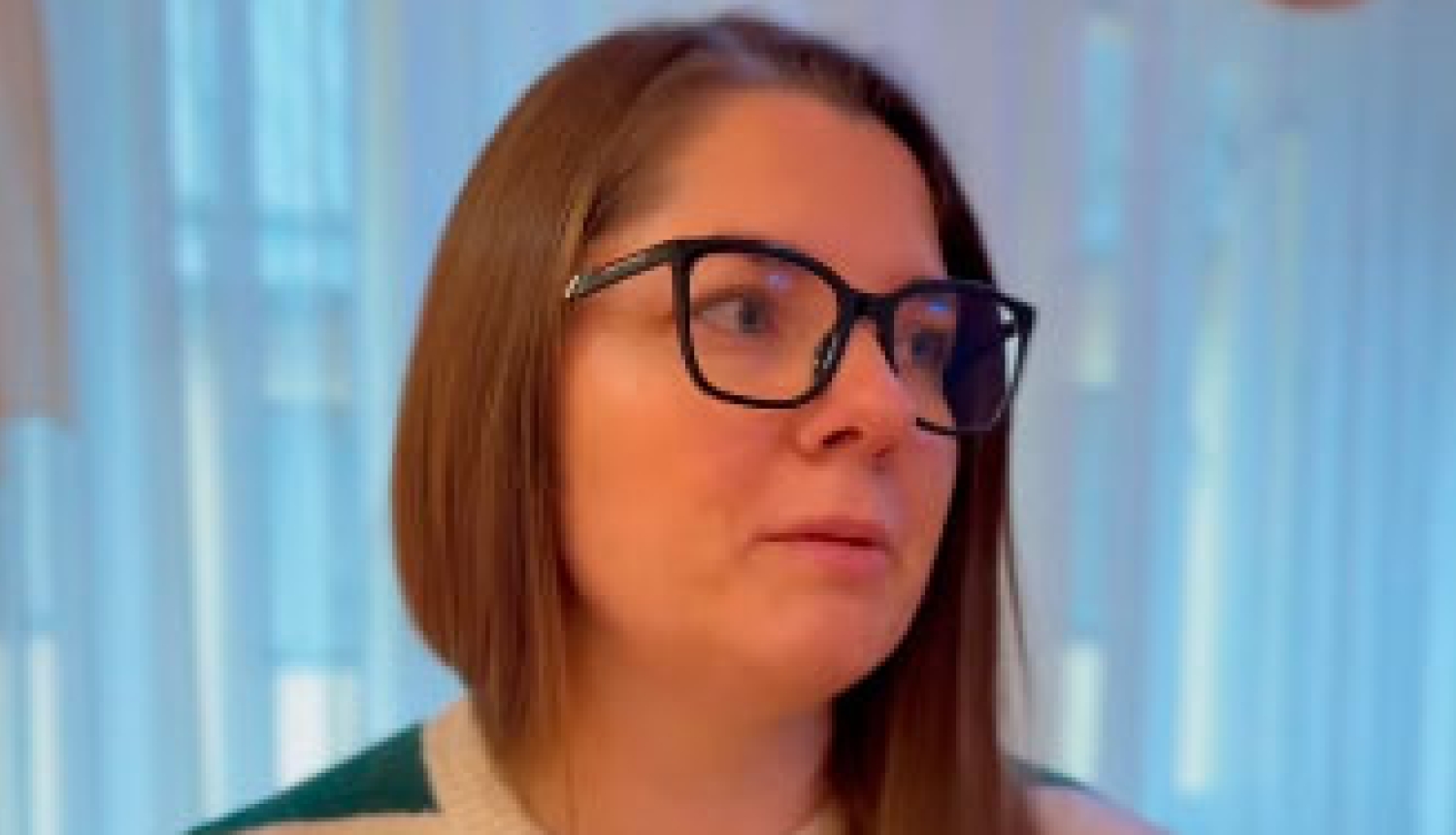 Sieviete ar brillēm