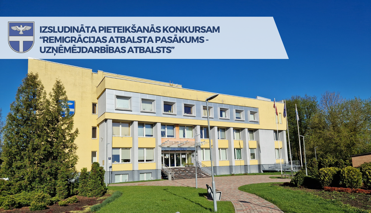 Līvānu novada domes ēkas attēls dzelteni pelēkos toņos vasarā ar tekstu: Izsludināta pieteikšanās konkursam „Remigrācijas atbalsta pasākums – uzņēmējdarbības atbalsts”.