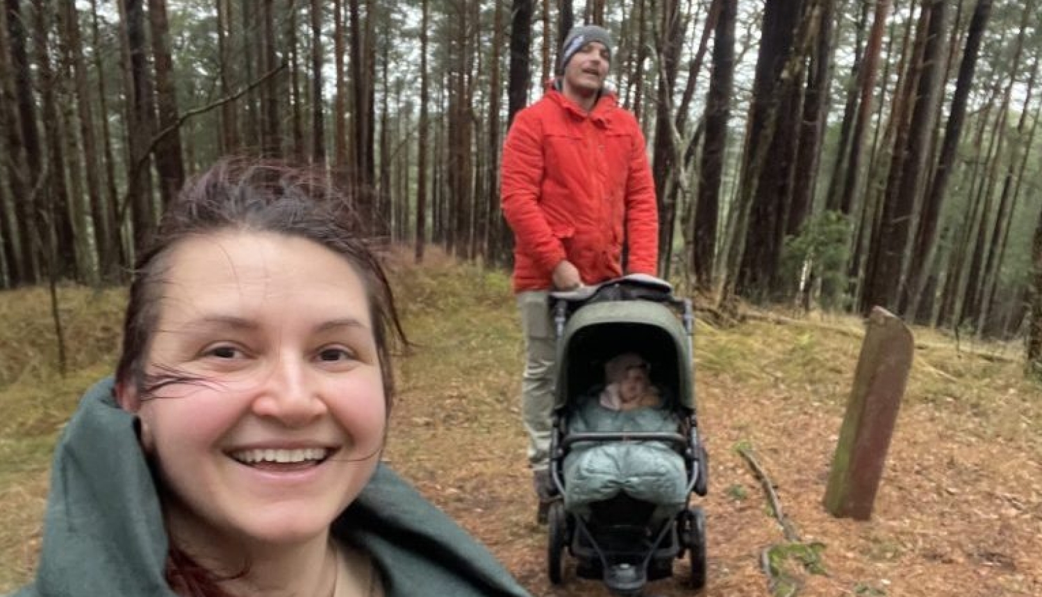 Ģimene pastaigā mežā