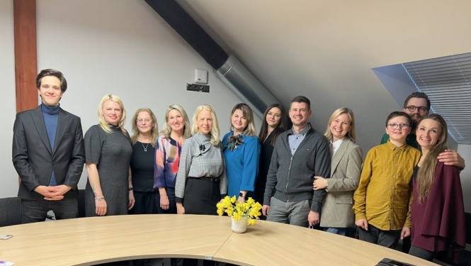 Sarunu darbnīcas “Remigrācija = uzdrīkstēšanās mainīt un mainīties!” dalībnieku kopbilde.